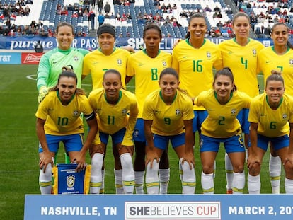 La selección brasileña de fútbol femenino, antes de iniciar un partido. 
 