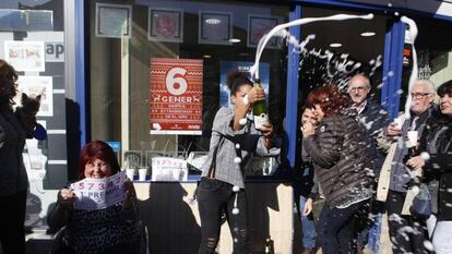 Celebración del primer premio de la Lotería del Niño en un administración de Mollet del Vallès