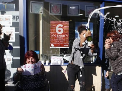 Celebración del primer premio de la Lotería del Niño en un administración de Mollet del Vallès