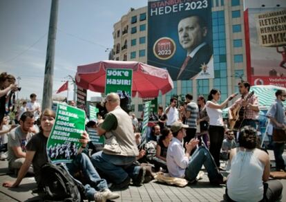 La acampada de los indignados turcos en la plaza Taksim de Estambul, bajo un inmenso retrato electoral del primer ministro, Recep Tayyip Erdogan.