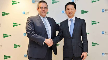 El consejero delegado de El Corte Ingl&eacute;s, con el director de desarrollo de negocio de Alipay para Europa, Tao Tao.