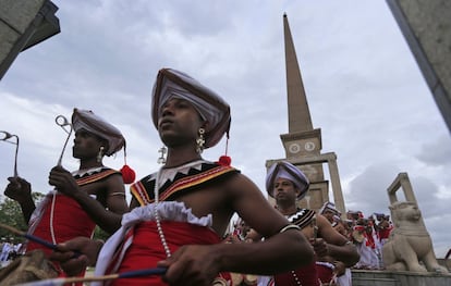 Tamborileros de Sri Lanka tocan durante una ceremonia que rinde homenaje a los soldados caídos, en el monumento conmemorativo nacional de los héroes de guerra, en Colombo.