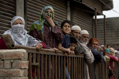 Los aldeanos de Cachemira observan el entierro del comandante rebelde Naseer Pandith, en Pulwama, al sur de Srinagar. Tres rebeldes, un soldado del ejército y un civil murieron durante la madrugada del jueves durante una batalla en la disputada Cachemira. 