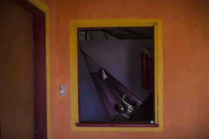 Dos personas duermen en su casa de San Pedro, cerca de Manaos, Brasil. 18 de mayo de 2014.
