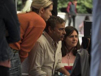 Desde la izquierda, Greta Fernández, Eduard Fernández y Belén Funes, en el rodaje de 'La hija de un ladrón'.