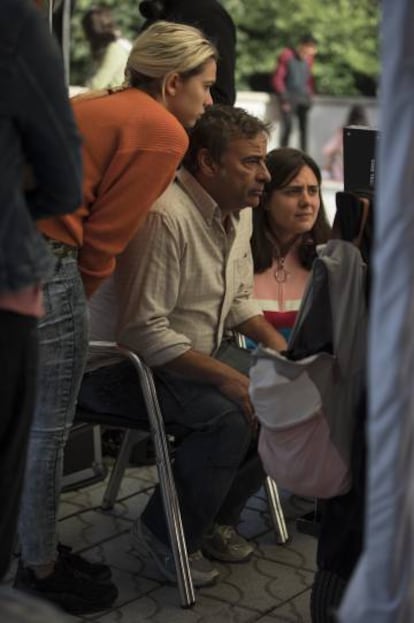 Desde la izquierda, Greta Fernández, Eduard Fernández y Belén Funes, en el rodaje de 'La hija de un ladrón'.