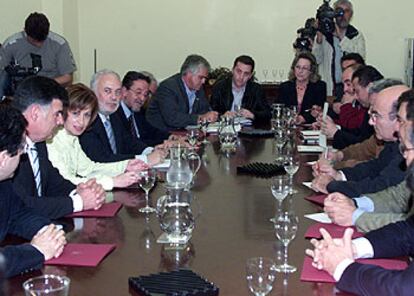 Espinosa, vestida de blanco, entre el delegado del Gobierno, José Antonio Viera (a su derecha), y Pérez Saldaña, en la reunión con el sector agrario.