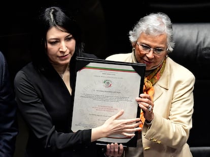 Victoria Rodríguez Ceja con la presidenta del Senado, este jueves tras su ratificación.