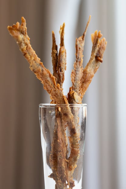 Las espinas de anchoa fritas son un aperitivo icónico del restaurante.