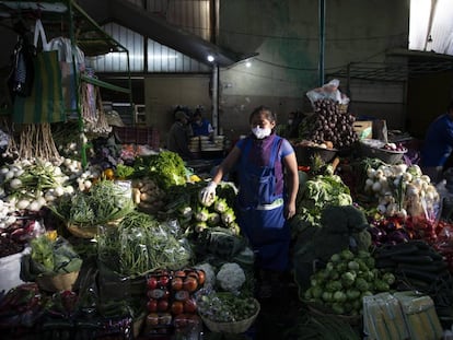 Una vendedora se protege con una mascarilla en un mercado en la Ciudad de Guatemala.