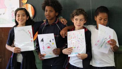 Los niños del centro madrileño posan con la correspondencia siria.