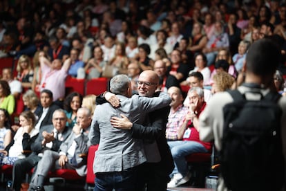 El secretario general de CC OO, Unai Sordo (d), abraza al secretario general de UGT, Pepe Álvarez.