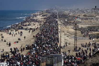 Multitudes de palestinos que habían sido desplazados al sur de la Franja de Gaza regresan al norte tras la decisión de Israel de permitirles volver a su ciudad por primera vez desde las primeras semanas de la guerra contra Hamás. Cerca del puente Wadi Gaza, 27 de enero de 2025.