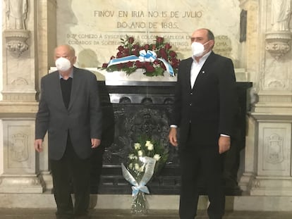 Los presidentes de la Fundación Rosalía de Castro, Anxo Angueira, y el Museo do Pobo Galego, Justo Beramendi, realizan una ofrenda ante la tumba de Rosalía en el Panteón de Galegos Ilustres.