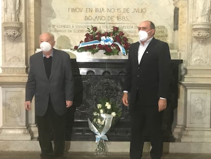 Los presidentes de la Fundación Rosalía de Castro, Anxo Angueira, y el Museo do Pobo Galego, Justo Beramendi, realizan una ofrenda ante la tumba de Rosalía en el Panteón de Galegos Ilustres.
