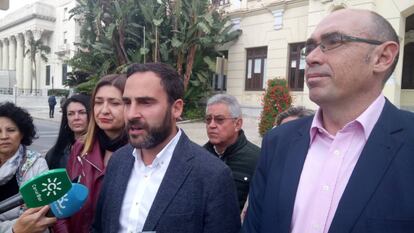 Ysabel Torralbo (Málaga Ahora), Daniel Pérez (PSOE) y Eduardo Zorrilla (Málaga para la Gente) comparecen este sábado para exigir la destitución de dos concejales investigados.