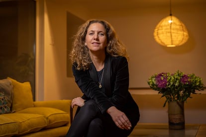 Retrato de Rosario Navarro, primera presidenta de la Sociedad de Fomento Fabril (SOFOFA) en Chile.
En la foto: Rosario Navarro en su residencia posa para fotografía en El País
Fotos: Cristian Soto Quiroz / El País
Santiago, 02 junio 2023