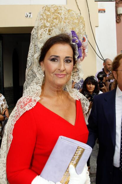 Un plano más cercano del españolísimo look de la madrina, Carmen Tello.