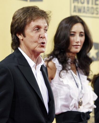 Paul McCartney toma cursos de español para comunicarse en ese idioma cuando se presente el próximo 5 de abril por primera vez en Puerto Rico, han revelado hoy los organizadores del evento. El ex Beatle se presentará junto a su grupo en la isla caribeña como parte de su gira Up and coming, que incluye sólo cuatro ciudades del hemisferio occidental: Los Angeles en dos ocasiones, Phoenix, Miami y el coliseo José M. Agrelot de San Juan. No es la primera vez que McCartney, de 68 años, ha manifestado interés por hablar otras lenguas, pues durante una gira en el 2004 quiso aprender también noruego, alemán, portugués y ruso.