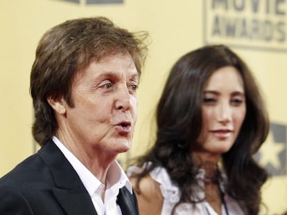 Paul McCartney toma cursos de español para comunicarse en ese idioma cuando se presente el próximo 5 de abril por primera vez en Puerto Rico, han revelado hoy los organizadores del evento. El ex Beatle se presentará junto a su grupo en la isla caribeña como parte de su gira Up and coming, que incluye sólo cuatro ciudades del hemisferio occidental: Los Angeles en dos ocasiones, Phoenix, Miami y el coliseo José M. Agrelot de San Juan. No es la primera vez que McCartney, de 68 años, ha manifestado interés por hablar otras lenguas, pues durante una gira en el 2004 quiso aprender también noruego, alemán, portugués y ruso.