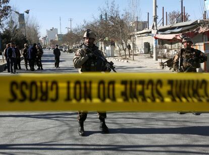 Al menos 40 personas han muerto este jueves en Kabul, la capital de Afganistán, en un atentado contra un centro cultural chií y la agencia de noticias adyacente, según ha informado un portavoz del Ministerio del Interior. En la imagen, fuerzas de seguridad afganas aseguran la zona del atentado.