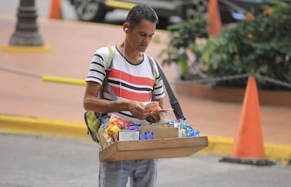 Un vendedor ambulante cuenta su dinero en Tegucigalpa (Honduras). 