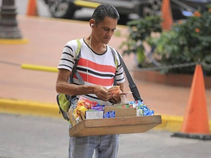 Un vendedor ambulante cuenta su dinero en Tegucigalpa (Honduras). 