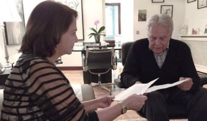 Mitzy Capriles con el expresidente espa&ntilde;ol Felipe Gonz&aacute;lez el 15 de marzo en Madrid.