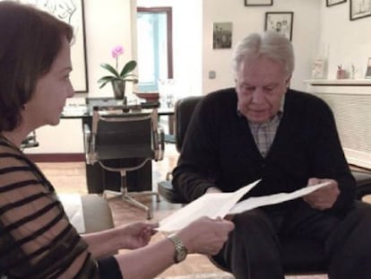 Mitzy Capriles con el expresidente espa&ntilde;ol Felipe Gonz&aacute;lez el 15 de marzo en Madrid.