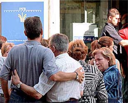 Padres de niños de la escuela y familiares de los fallecidos, ayer, en la puerta del tanatorio.