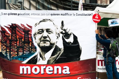 Un cartel con la imagen de Andrés Manuel López Obrador.
