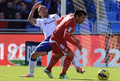 Medel protege el balón ante Apoño.