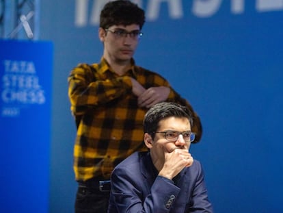 Firouzja, de pie durante su partida de hoy, espera a que Gir haga su jugadai