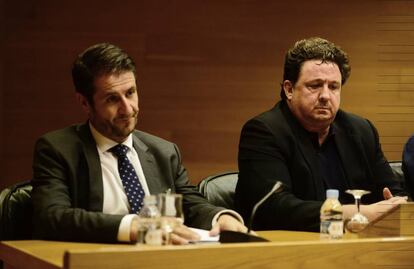 El denunciante de Gürtel, José Luis Peñas, a la derecha, junto a su abogado, Ángel Galindo.
