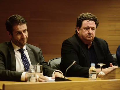 El denunciante de G&uuml;rtel, Jos&eacute; Luis Pe&ntilde;as, a la derecha, junto a su abogado, &Aacute;ngel Galindo.