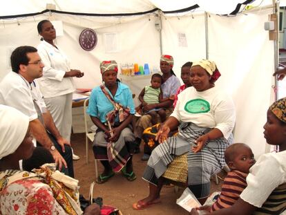 Un m&eacute;dico del ISGlobal en el Centro de Investigaci&oacute;n en Salud de Manhi&ccedil;a (Mozambique).