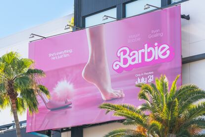 Cartel de la película 'Barbie' en Hollywood (California), en 2023.