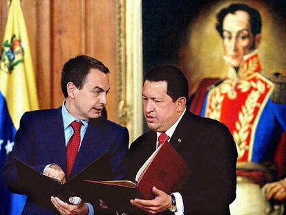 José Luis Rodríguez Zapatero, a la izquierda, con el presidente de Venezuela, Hugo Chávez, en Caracas.