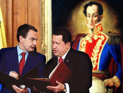 José Luis Rodríguez Zapatero, a la izquierda, con el presidente de Venezuela, Hugo Chávez, en Caracas.