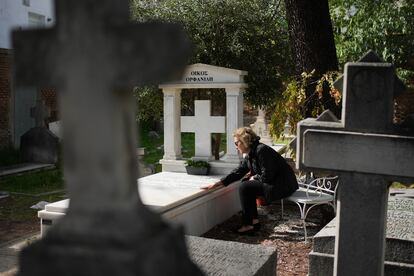 Una mujer visita el cementerio británico de Madrid. La ruta de las necrópolis de interés turístico incluye desde la más 
grande de Madrid, Nuestra Señora de la Almudena, a rincones como el cementerio británico, en el madrileño distrito de Carabanchel. 
