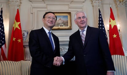 O conselheiro de Estado chinês, Yang Jiechi, e o secretário de Estado norte-americano, Rex Tillerson.