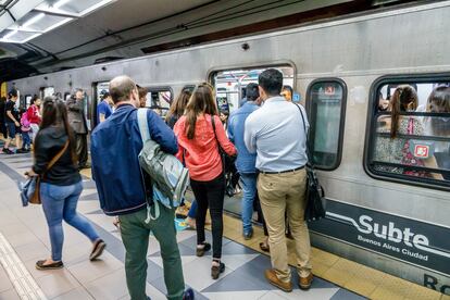 Usuarios del subterráneo bonaerense abordan un tren, en una imagen de archivo