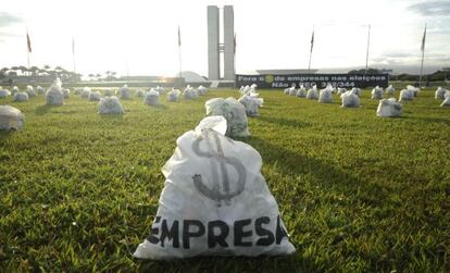 Protesto em frente ao Congresso Nacional contra financiamento de empresas em campanhas eleitorais.