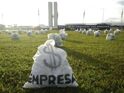 Protesto em frente ao Congresso Nacional contra financiamento de empresas em campanhas eleitorais.