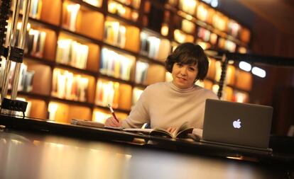 Jana Pacheco, trabajadora autónoma que utiliza bibliotecas públicas como oficina, en la biblioteca del Reina Sofía.