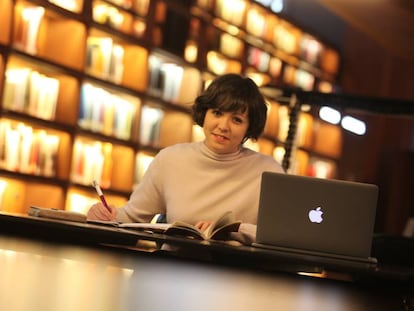 Jana Pacheco, trabajadora autónoma que utiliza bibliotecas públicas como oficina, en la biblioteca del Reina Sofía.