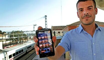 Miquel Rubio, que ha recogido firmas contra una aplicación de Ferrocarrils de la Generalitat.
