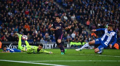 Luis Suarez marca el tercer gol del equipo, ante la mirada del portero  Diego Lopez y del defensa David Lopez.