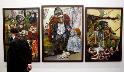 Un visitante observa las pinturas de Paula Rego en la Casa das Histórias, Cascais, en septiembre de 2009.