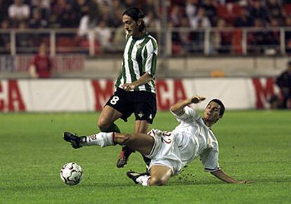 Arzu y Casquero tratan de alcanzar el balón.